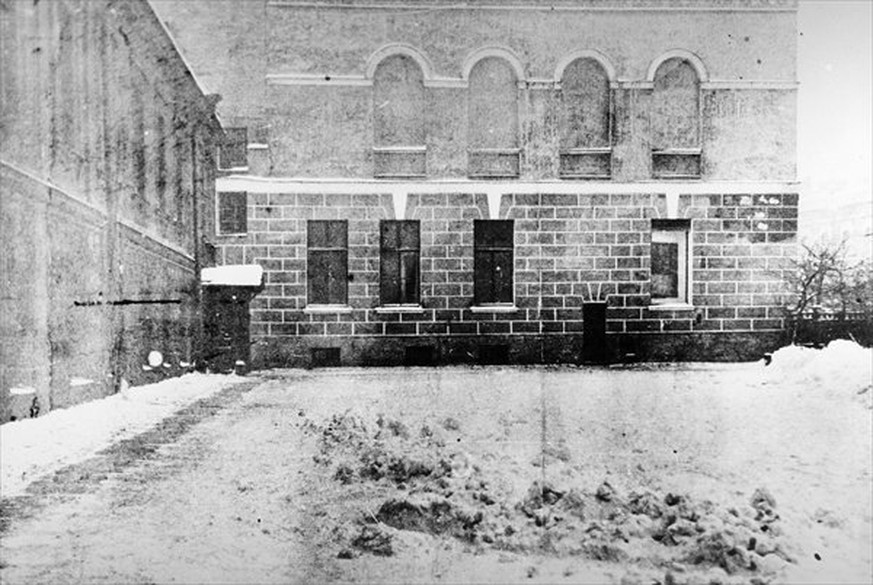 Das Foto zeigt den Innenhof des Palastes und die geheime Tür zwischen den beiden Fenstern auf der rechten Seite, durch die Rasputin nach Jussupows Schilderungen entfloh.
