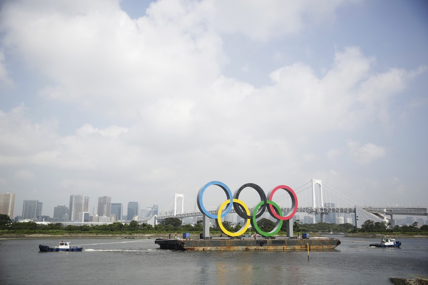 ARCHIVBILD ZUM SDA-TEXT ZUM TEXT 100 TAGE BIS TOKIO, AM DIENSTAG, 13. APRIL 2021 Tugboats move a symbol installed for the Olympic and Paralympic Games Tokyo 2020 on a barge moved away from its usual s ...