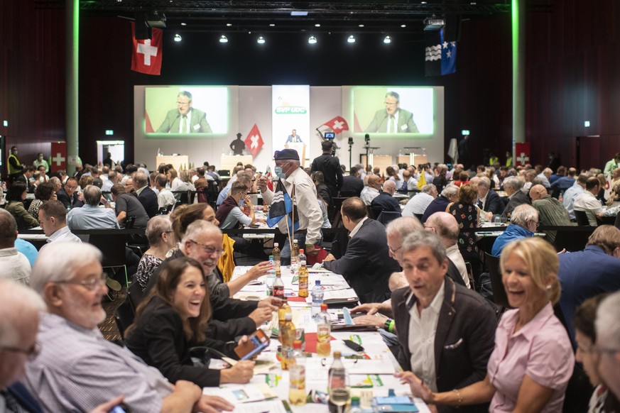 Parteimitglieder verweilen an der Delegiertenversammlung der SVP Schweiz am Samtag, 22. August 2020 in Brugg Windisch. (KEYSTONE/Ennio Leanza)