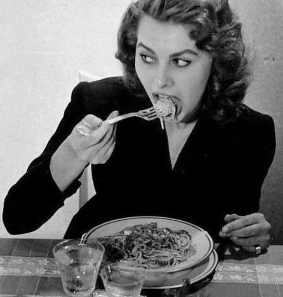 Sophia Loren in einem Restaurant in Italien (1953).