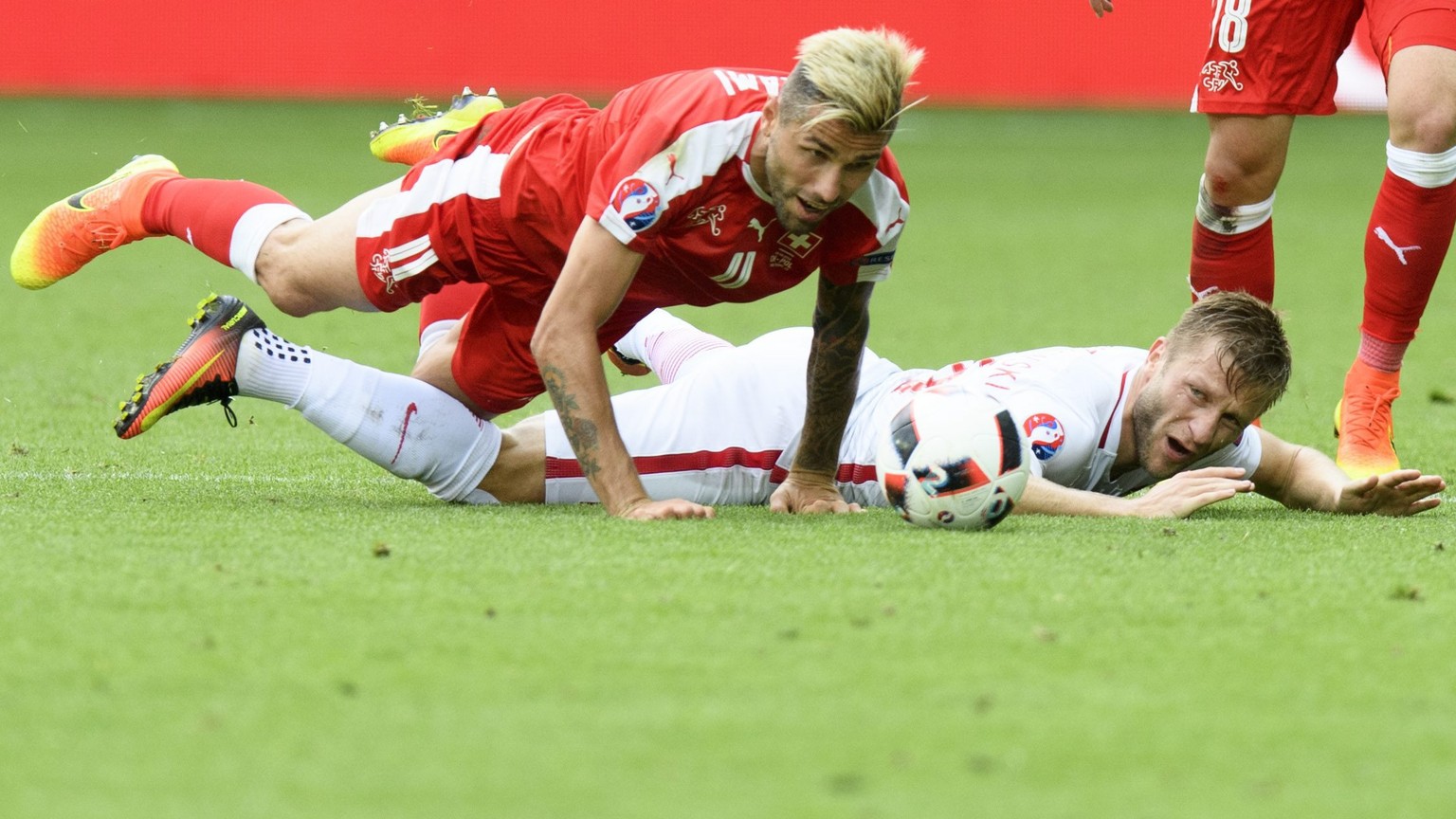 epa05389828 Swiss Valon Behrami (L) fights for the ball with Poland&#039;s Jakub Blaszczykowski during the UEFA EURO 2016 round of 16 match between Switzerland and Poland at Stade Geoffroy Guichard in ...