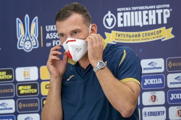 epa08641784 Ukraine&#039;s head coach Andriy Shevchenko wears a protective face mask during a press conference at the Lviv Arena stadium in Lviv, Ukraine, 02 September 2020. Ukraine will face Switzerl ...