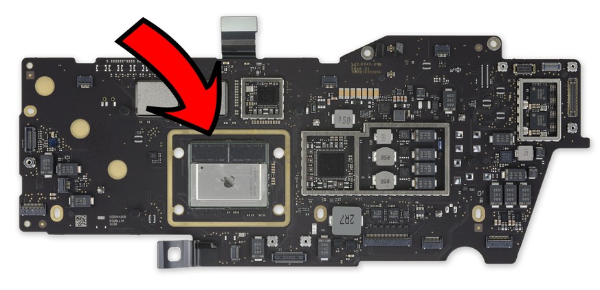 Hier blicken wir auf den M1-Chip (mit Apple-Logo). Die zwei dunklen Vierecke oberhalb sind der Arbeitsspeicher (zweimal 4 Gigabyte).