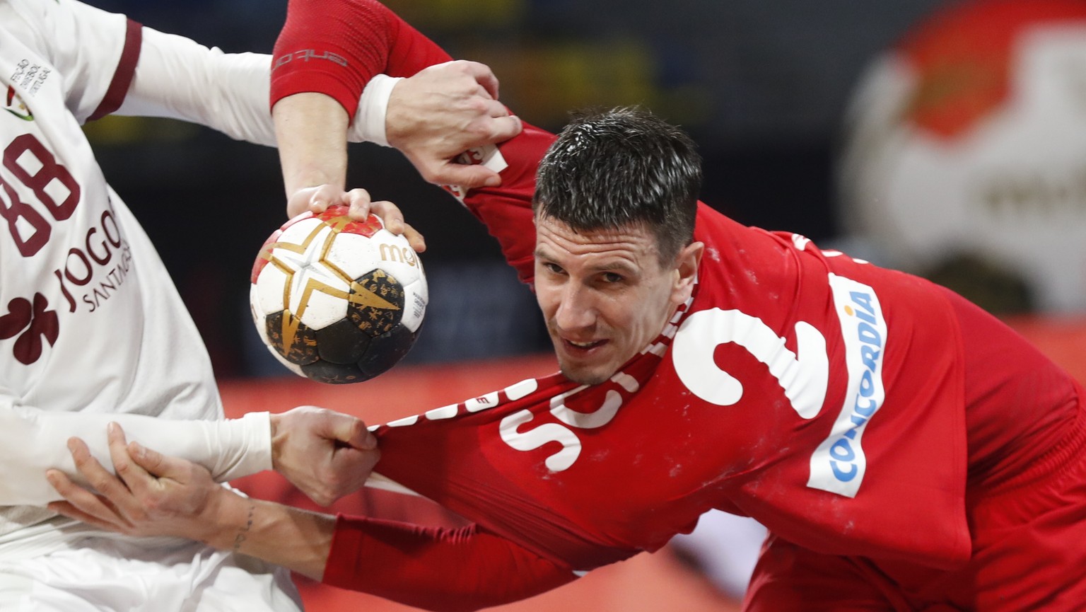 epa08958156 Andy Schmid (R) of Switzerland in action against Fabio Magalhaes of Portugal during the Main Round match between Switzerland and Portugal at the 27th Men&#039;s Handball World Championship ...