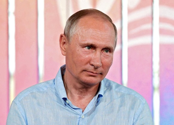 epa06153646 Russian President Vladimir Putin attends the annual Tavrida National Youth Educational Forum at Bakalskaya Spit in Crimea, 20 August 2017. EPA/ALEXEI DRUZHININ / SPUTNIK / KREMLIN POOL MAN ...