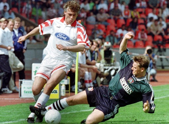 KOE01-19980509-COLOGNE: 1. FC Cologne&#039;s Austrian striker Toni Polster (l) battles with Bayer Leverkusen&#039;s German international defender Christian Woerns, 09 May, during their German Bundesli ...