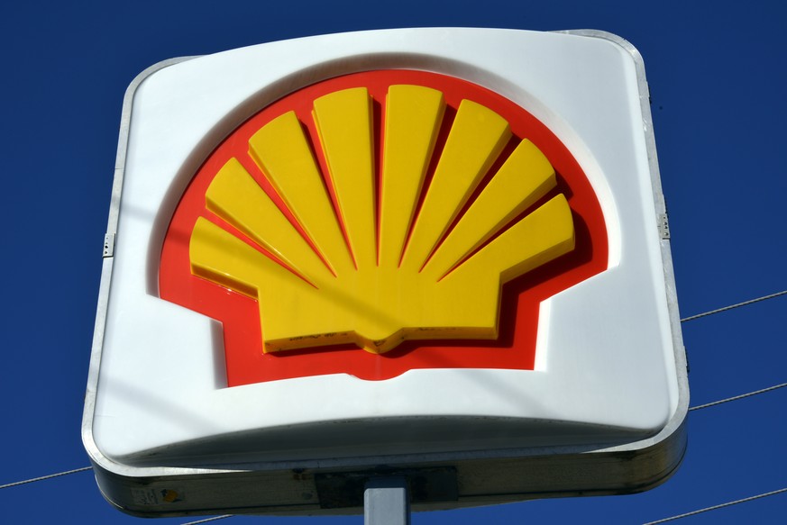 epa08178189 (FILE) - A picture showing the old Royal Dutch Shell company logo at a service station in Beauty Point, Tasmania, Australia, 03 July 2015 (reissued 30 January 2020). The Royal Dutch Shell  ...