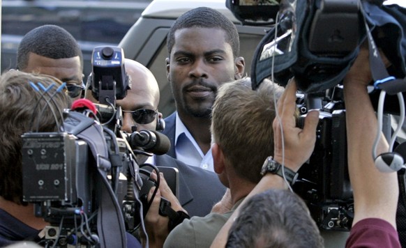 Michael Vick arrives at federal court surrounded by the media for a meeting with his parole officer in Norfolk, Va., Friday, May 22, 2009. (AP Photo/Steve Helber)
