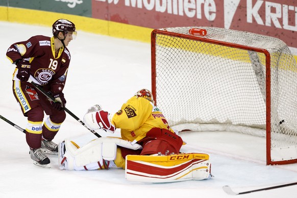 Geneve-Servette&#039;s centre Timothy Kast, left, scores the 1:0 against Tigers&#039; goaltender Ivars Punnenovs, of Latvia, right, during the game of National League A (NLA) Swiss Championship betwee ...