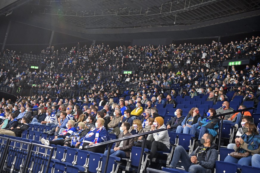 Fans beim Eishockeyspiel der National League ZSC Lions gegen den HC Fribourg Gotteron im Hallenstadion in Zuerich am Freitag, 2. Oktober 2020. (KEYSTONE/Walter Bieri)