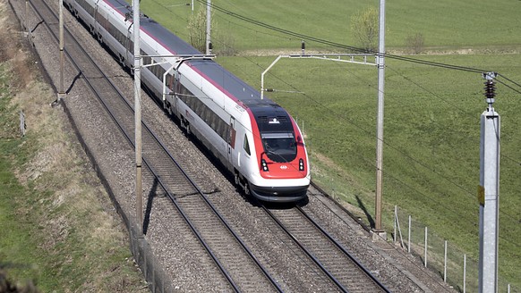 Bis 2029 rundum erneuert und bis 2043 ausrangiert: Ein Intercity-Neigezug der SBB unterwegs zwischen bei Steinen SZ. (Archivbild)