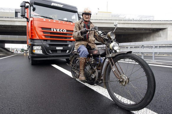Ernst Baltisberger rollt auf seinem 91 Jahre alten Motorrad daher waehrend der Eroeffnung der Autobahn A4 am Freitag, 13. November 2009 in Affoltern am Albis. (KEYSTONE/Alessandro Della Bella)