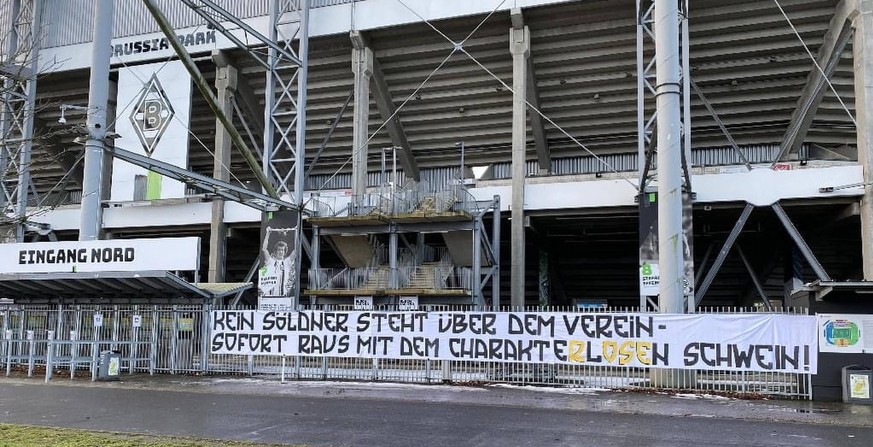 xnjx, 17.02.2021 M�nchengladbach 1. Fussball-Bundesliga Borussia Moenchengladbach Fans fordern mit einem Plakat am Stadion die sofortige Freistellung von Cheftrainer Marco Rose, nachdem er seinen Wech ...