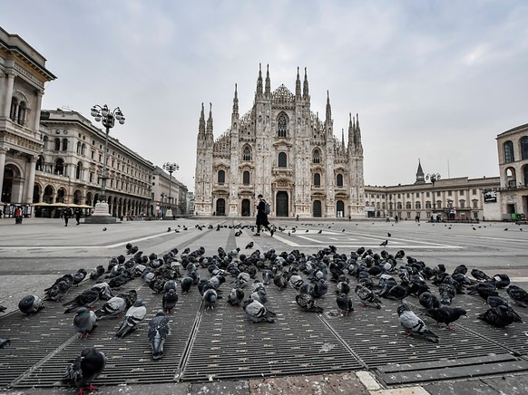 dpatopbilder - Nur wenige Menschen halten sich auf dem Platz vor dem Mail�nder Dom auf. In Italien sind versch�rfte Corona-Schutzvorschriften in Kraft getreten. Die Regierung hat eine n�chtliche Ausga ...
