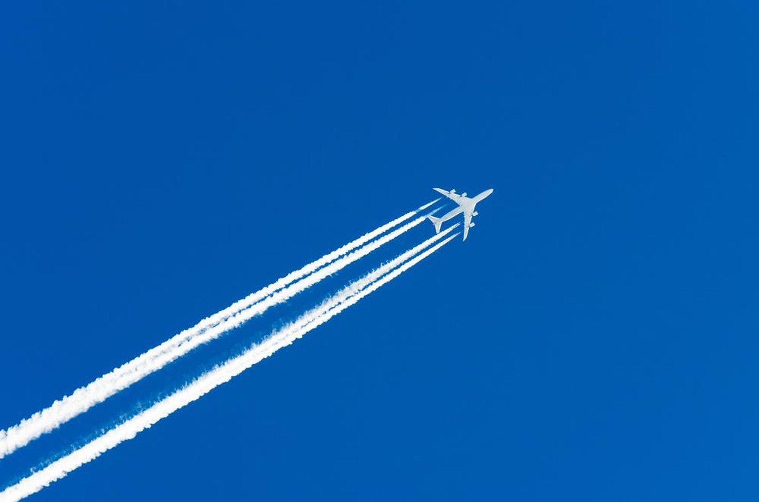 Flugzeug, Kondensstreifen (Symbolbild)