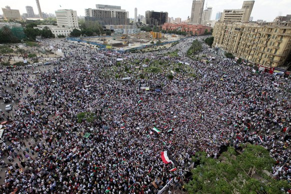 epa02730602 A general view shows gathering in Tahir Square during an &#039;unity rally&#039; in Cairo, Egypt, 13 May 2011. According to media sources, about thousands of Egyptians gathered in central  ...