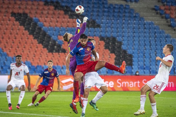 Omar Alderete, front, from Basel, and keeper Gustavo Busatto, centre left, from Sofia at the Europa League Qualification between the FC Basel of Switzerland and CSKA Sofia of Bulgaria in the St. Jakob ...
