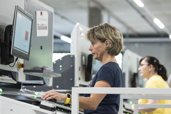 Frauen bedienen einen Computer bei der Eroeffnung des neuen vollautomatisierten Logistik-Zentrum von Interdiscount und Microspot, am Donnerstag 24. Mai, 2018 in Jegenstorf. (KEYSTONE/Peter Schneider)