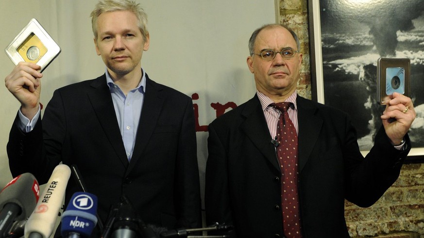 epa02534729 Rudolf Elmer (R) the man who blew the whistle on the conduct of Julius Baer Bank in the Cayman Islands hands secret information to Wikileaks founder Julian Assange (L) at the Frontline clu ...