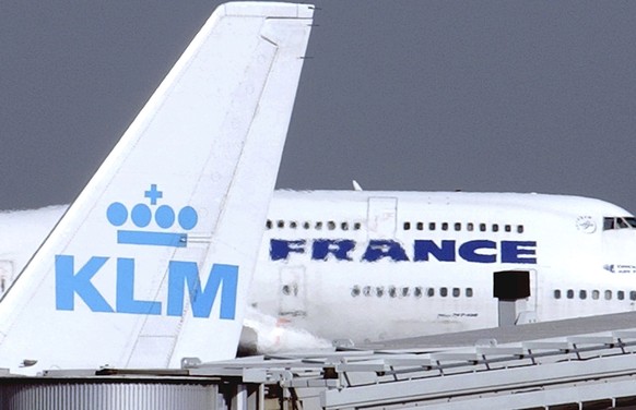 FILE - In this Sept. 30, 2003 file photo, an Air France jumbo jet rolls behind the tail of a KLM Royal Dutch airliner at Charles de Gaulle airport in Roissy, north of Paris. Pilots with Dutch national ...