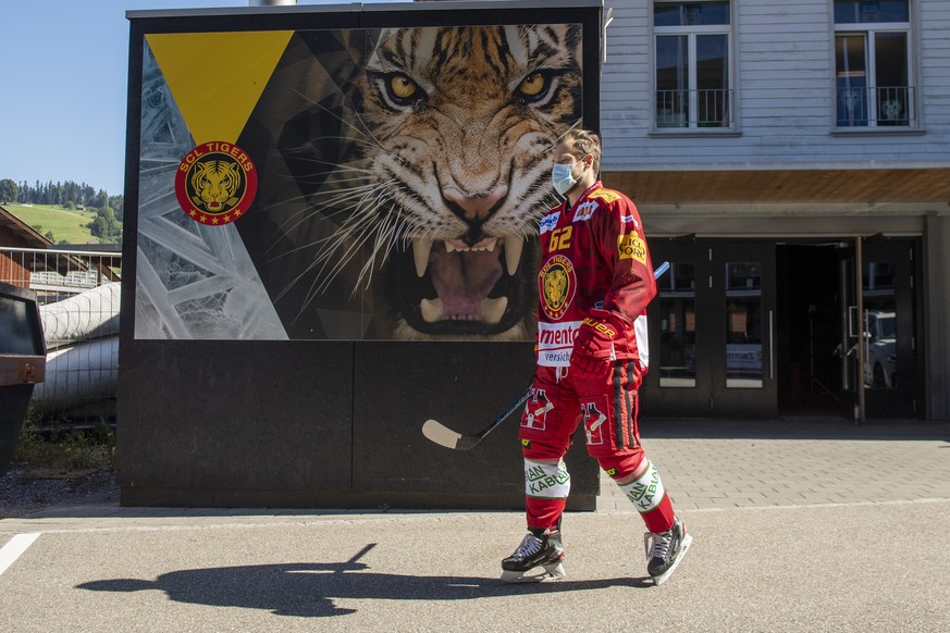Alexei Dostoinov, auf dem Weg zum Fototermin der SCL Tigers am Mittwoch, 5. August 2020 im Ilfisstadion in Langnau. (KEYSTONE /Marcel Bieri)
