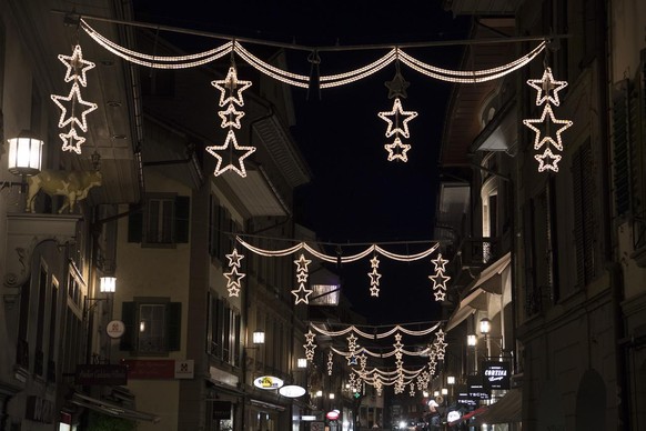 Die Weihnachtsbeleuchtung erstrahlt in der Unteren Hauptgasse, am Donnerstag, 1. Dezember 2016, in der Altstadt von Thun. (KEYSTONE/Peter Schneider)