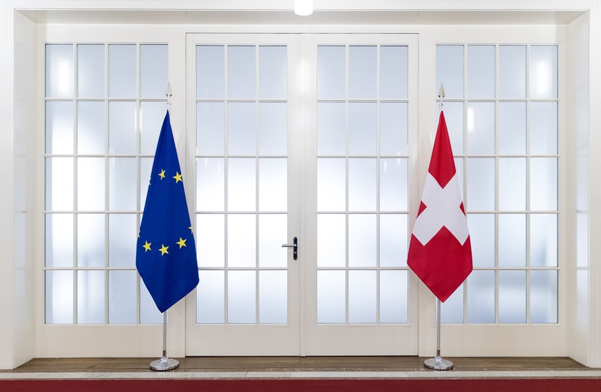 ARCHIV - ZUR WINTERSESSION 2019 MIT DEM THEMA BEGRENZUNGSINITIATIVE, STELLEN WIR IHNEN FOLGENDES BILDMATERIAL ZUR VERFUEGUNG - The flags of the European Union and Switzerland, during the official visi ...