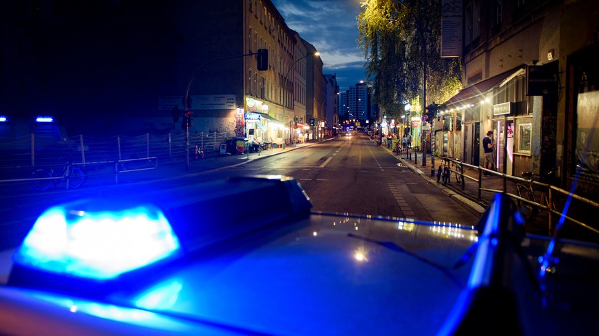 14.06.2019, Berlin: Das Blaulicht eines Polizeifahrzeugs leuchtet vor einer leeren Straße an der Grenze der beiden Berliner Bezirke Kreuzberg und Mitte. Wegen der Entschärfung einer Fliegerbombe aus d ...