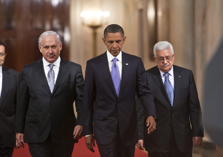 epa02311834 Following a day of meetings, Israeli Prime Minister Benjamin Netanyahu (L), US President Barack Obama (C), and Palestinian Authority President Mahmoud Abbas (R) approach a stage in the Eas ...
