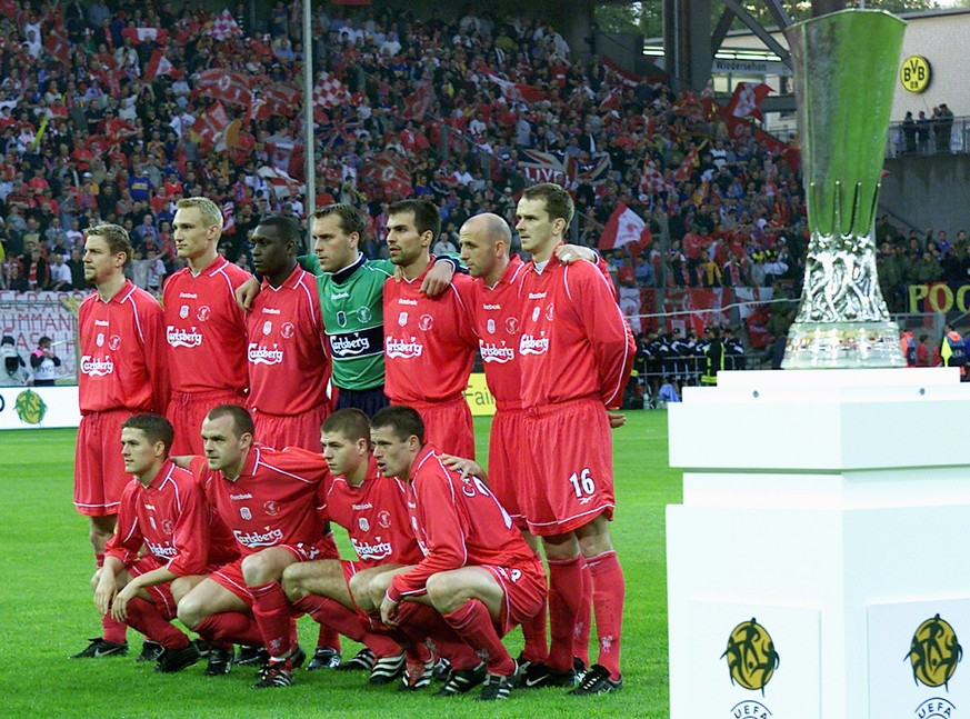 FC Liverpool players line prior to the UEFA Cup final against Deportivo Alaves at the Westfalen Stadium in Dortmund on Wednesday, 16 May 2001. Back from left - Stephane Henchoz, Sami Hyypia, Emile Hes ...