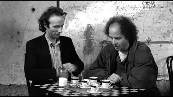 Nicht mehr ganz jung, dafür umso kaffeesüchtiger – Roberto Benigni und Steven Wright in Jim Jarmuschs «Coffee &amp; Cigarettes».