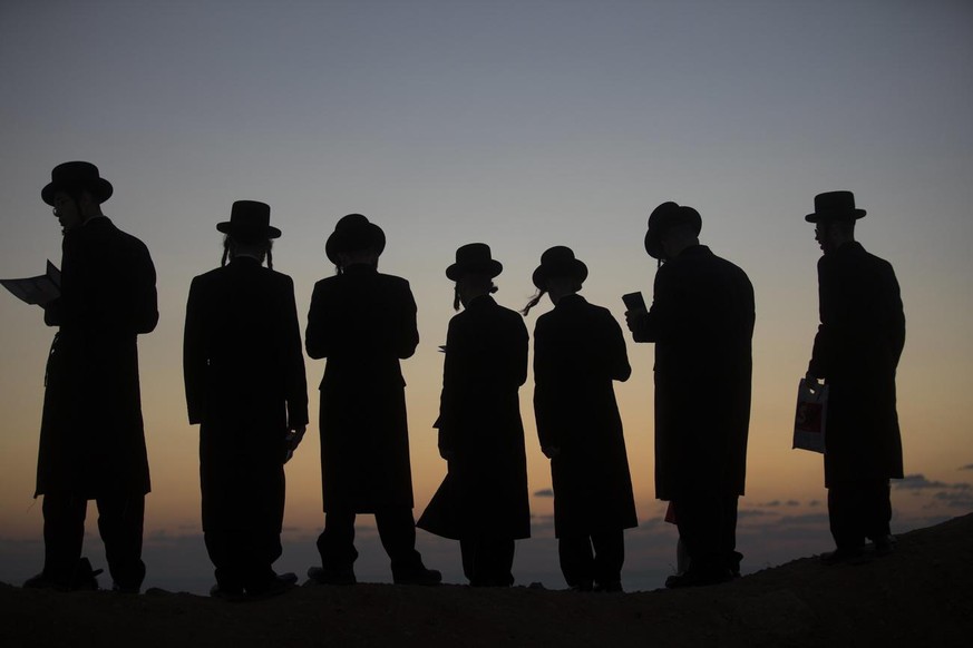 epa06232622 Ultra-Orthodox Jews perform a Jewish prayer named Tashlich a day ahead of Yom Kippur, on a hill overlooking the Mediterranean Sea, next to the Israeli city of Herzeliya, Israel, 28 Septemb ...