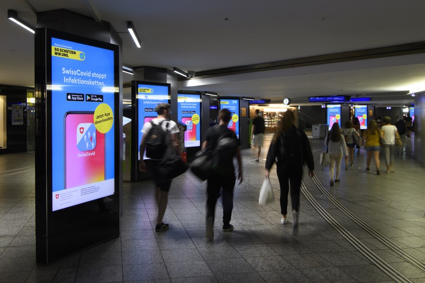 Anzeigen fuer die Swisscovid-App erscheinen auf elektronischen Plakatanzeigen, am Donnerstag, 2. Juli 2020 beim Bahnhof Bern. (KEYSTONE/Anthony Anex)