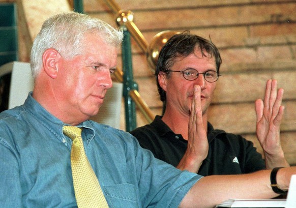 HC Davos-Manager Erich Wuethrich (links) und Headcoach Arno Del Curto (rechts) stellten am Freitag, 4. September 1998, an einer Pressekonferenz in der Brauerei Feldschloesschen in Rheinfelden AG die n ...
