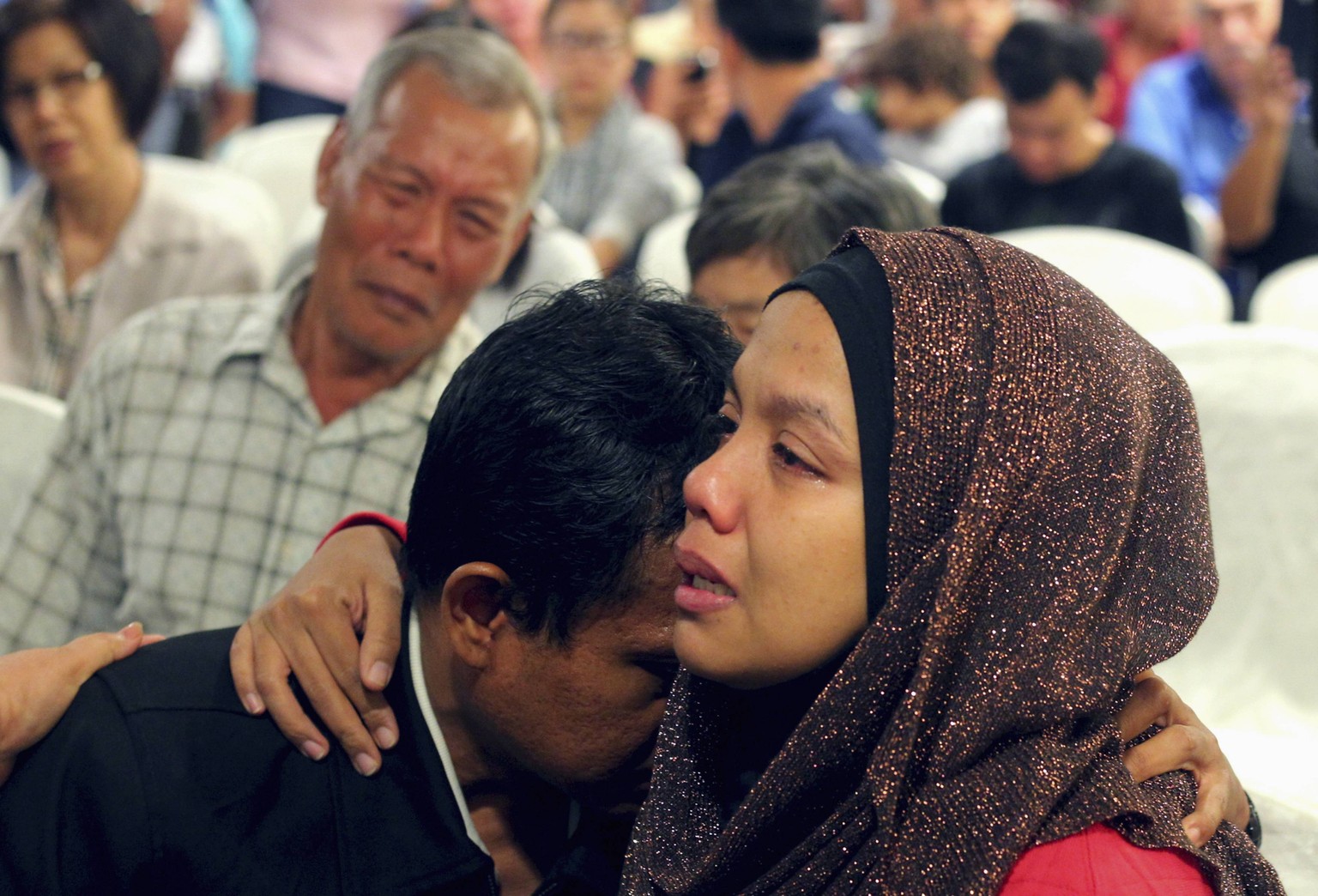 Angehörige von Passagieren der verschollenen Boeing trauern in einem Hotel in Putrajaya.