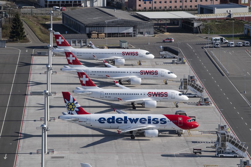 ARCHIVBILD ZUR MELDUNG, DASS DER BUNDESRAT SCHWEIZER AIRLINES MIT 1,3 MILLIARDEN FRANKEN HELFEN WILL - Parked planes of the airline Swiss at the airport in Zurich, Switzerland on Monday, 23 March 2020 ...