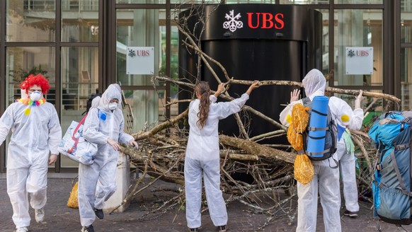 Aktivisten des Klimacamps der Gruppe Collective Climate Justice blockieren am ersten Aktionstag die Bank UBS am Aeschenplatz in Basel, am Montag, 8. Juli 2019. (KEYSTONE/Georgios Kefalas)