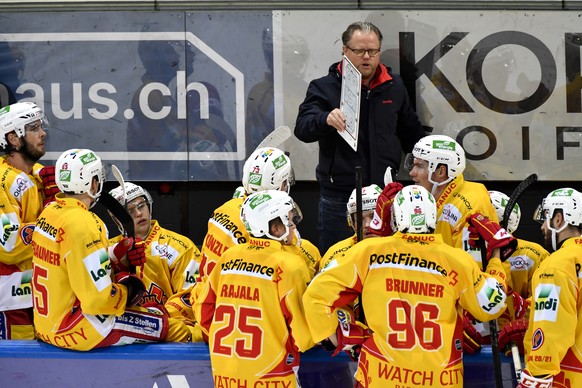 Biels Assistenstrainer Anders Olsson (SWE), hinter der Bande musste heute als Head Coach einspringen, im Eishockey-Qualifikationsspiel der National League zwischen dem HC Davos und dem EHC Biel, am Fr ...