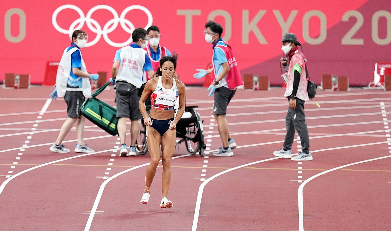 epa09394529 Katarina Johnson-Thompson of Great Britain continues her run after temporarily sitting on the track during her race in the 200m of the Heptathlon during the Athletics events of the Tokyo 2 ...