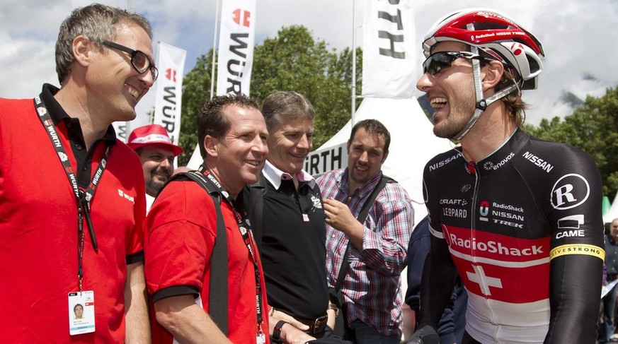 Switzerland&#039;s Fabian Cancellara of team Radioshack-Nissan, right, talks to former Swiss cyclers Alex Zuelle, left, and Oscar Camenzind, center, prior to the start of the 3rd stage, a 194,7 km rac ...