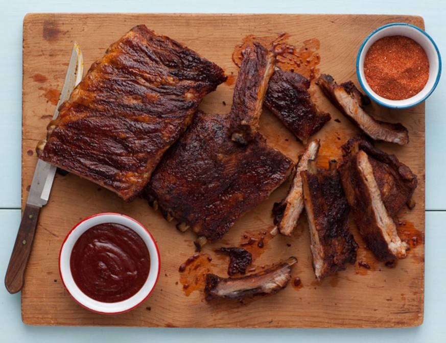 memphis ribs usa südstaaten pork schweinefleisch bbq barbecue grillen grillieren food essen http://www.foodnetwork.com/recipes/patrick-and-gina-neely/memphis-style-hickory-smoked-beef-and-pork-ribs-re ...