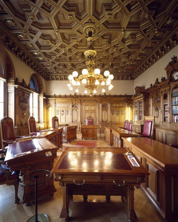 The boardroom of the Swiss Federal Council in the west wing of the federal parliament and government building in Berne, Switzerland, pictured on March 18, 2009. (KEYSTONE/Gaetan Bally)

Sitzungszimmer ...