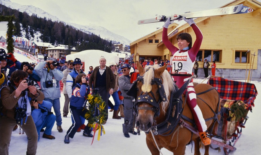 Ski WM 1985, RTL Damen: Diann ROFFE STEINROTTER (USA) SKI ALPIN SAISON 84/85 WM 1985 Bormio Riesentorlauf Damen 06.02.1985 Diann ROFFE STEINROTTER (USA) feiert ihren Weltmeistertitel. Bormio Italien * ...