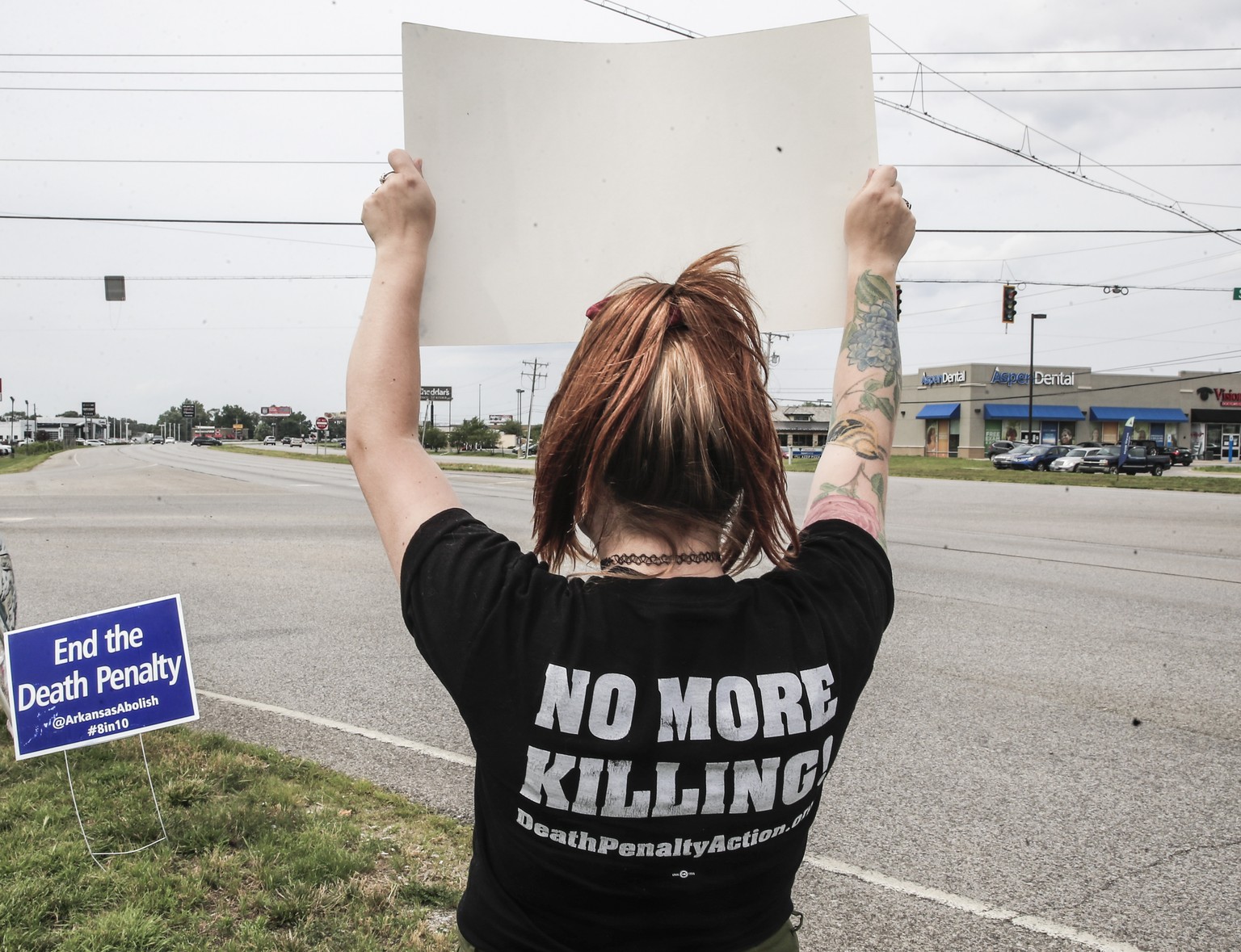 epa08548605 Protestors against the death penalty hold signs near the Federal Correctional Complex where the federal execution chamber is located in Terre Haute, Indiana, USA, 15 July 2020. As holds pl ...