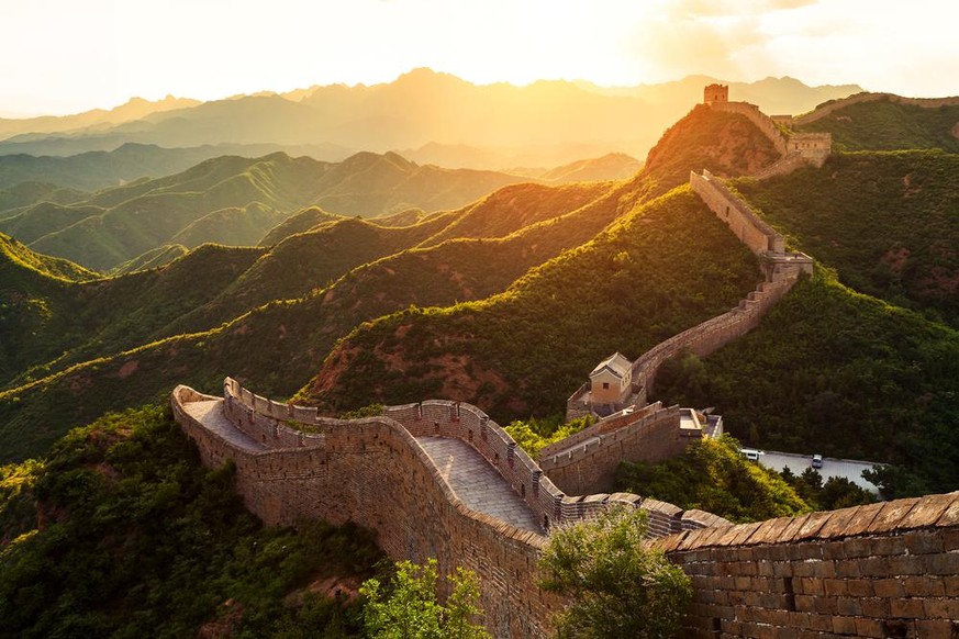 Die Chinesische Mauer bei Sonnenaufgang.