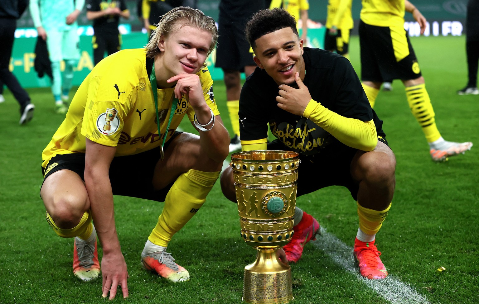 epa09198329 Dortmund&#039;s Erling Haaland and Dortmund&#039;s Jadon Sancho celebrate with the trophy after winning the German DFB Cup final soccer match between RB Leipzig and Borussia Dortmund in Be ...