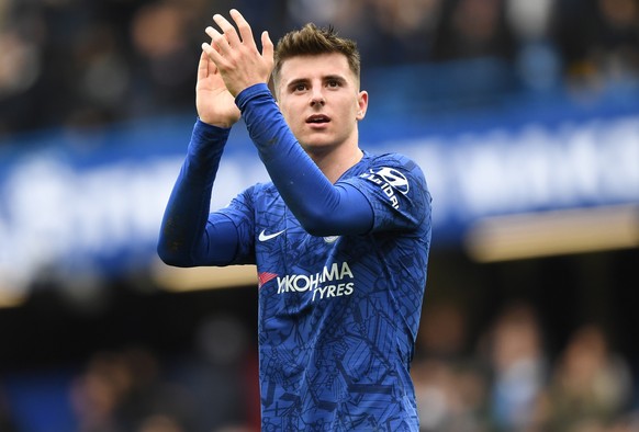 epa08237652 Chelsea&#039;s Mason Mount greets supporters at the end of the English Premier league soccer match between Chelsea and Tottenham Hotspur held at Stamford Bridge in London, Britain, 22 Febr ...