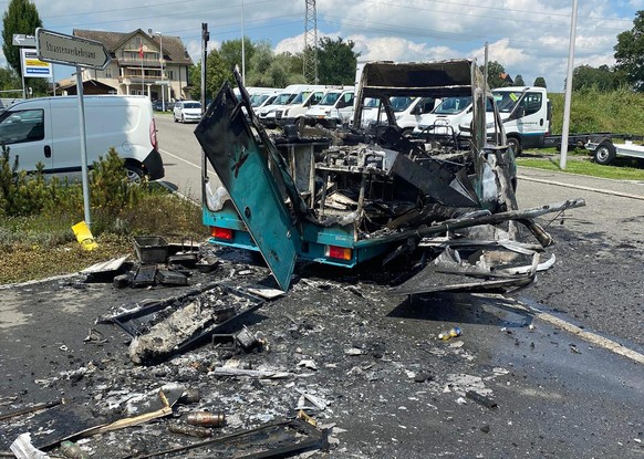 Ein Imbisswagen hat am 29.07.2021 gegen 12.15 Uhr im luzernischen Rothenburg Feuer gefangen. Zwei Personen wurden verletzt: eine lebensbedrohlich, eine erheblich.