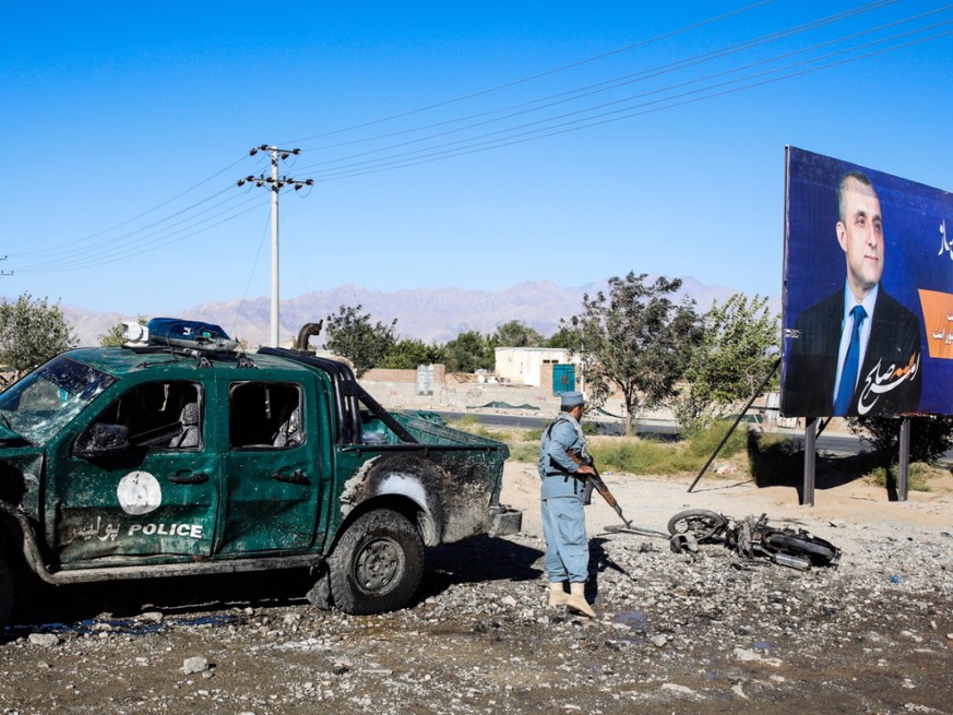 Selbstmordattentäter haben in Afghanistan im Vorfeld der Wahlen ein Blutbad veranstaltet. Bei zwei Selbstmordanschlägen kamen gegen 50 Personen ums Leben. Auf dem Wahlplakat ist Afghanistans Vizepräsi ...
