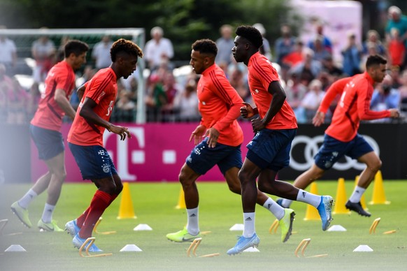 epa07759469 Bayern&#039;s players warm up during a public training session of the FC Bayern Muenchen training camp in Rottach Egern, Germany, 06 August 2019. The german first dvision soccer team is pr ...